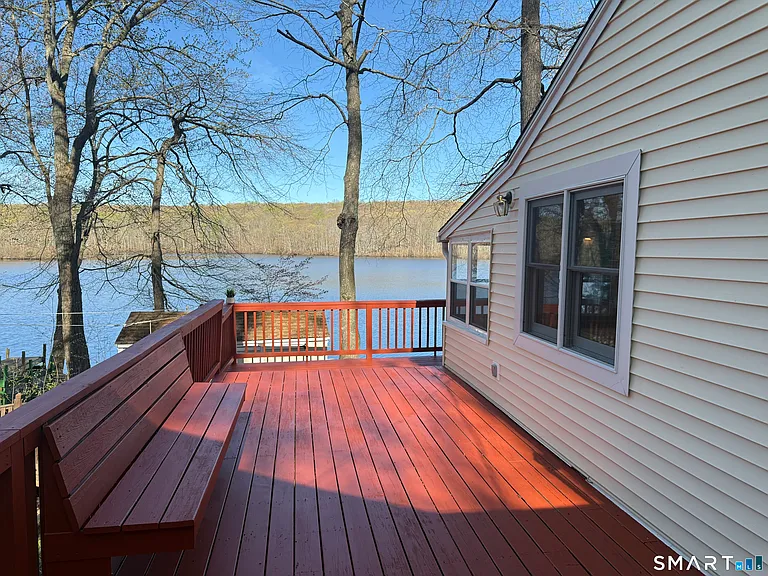 Lakefront Cottage on Pickerel Lake in Colchester