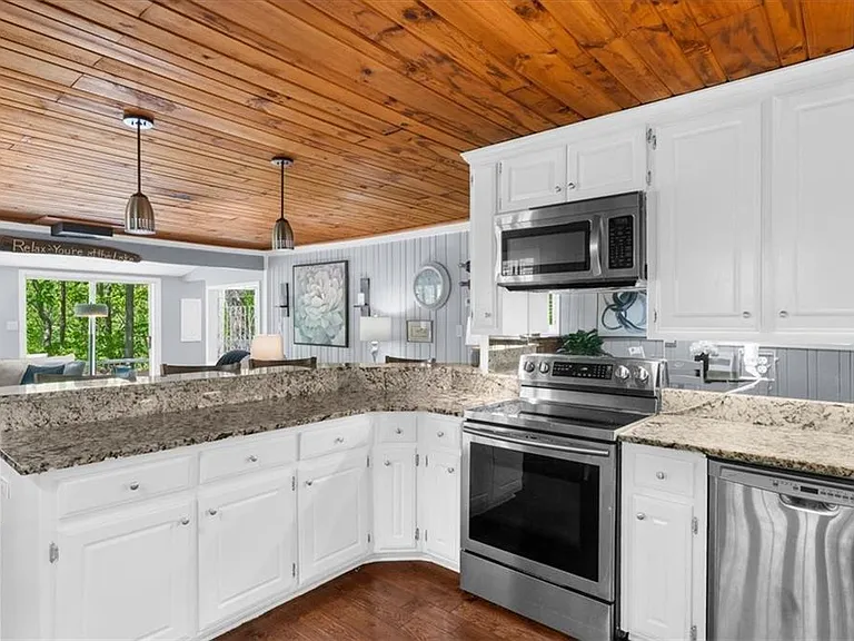 Lakefront Cottage on Lake Lanier in Flowery Branch