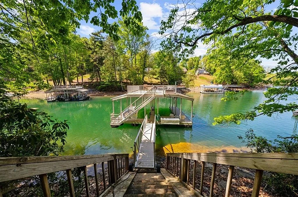 Lakefront Cottage on Lake Lanier in Flowery Branch