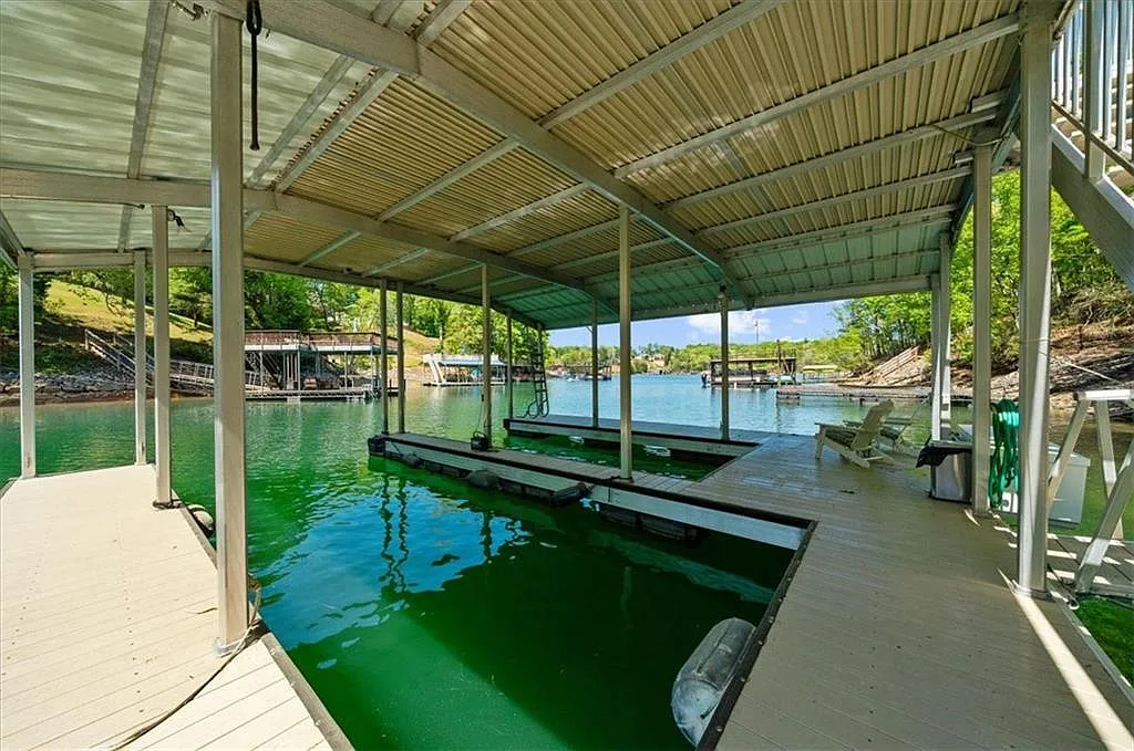 Lakefront Cottage on Lake Lanier in Flowery Branch