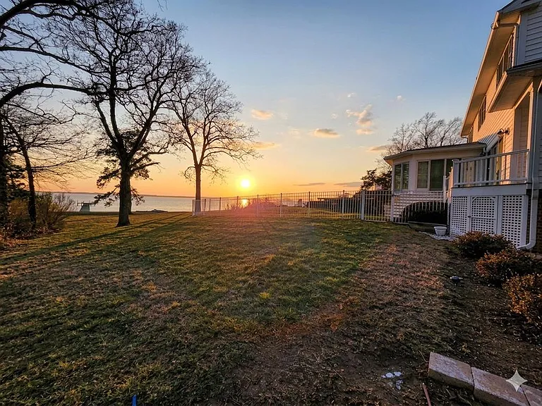 Pinetop Landing on Granville Bay in Lancaster County